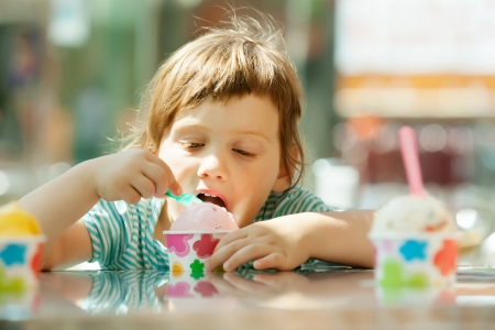 幸せな 3 年の肖像画赤ちゃん女の子食べるアイス クリーム カフェで夏に の写真素材 画像素材 Image 幸せな 3 年の肖像画赤ちゃん女の子食べるアイス クリーム カフェで夏に の写真素材 画像素材 Image