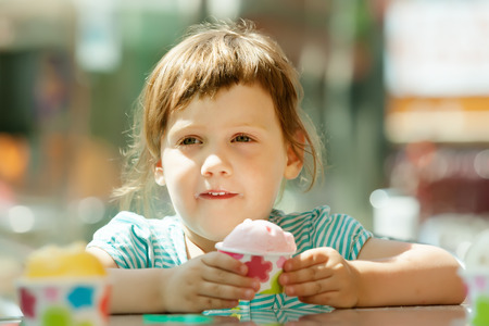 幸せな 3 年の肖像画赤ちゃん女の子食べるアイス クリーム カフェで夏に の写真素材 画像素材 Image 幸せな 3 年の肖像画赤ちゃん女の子食べるアイス クリーム カフェで夏に の写真素材 画像素材 Image