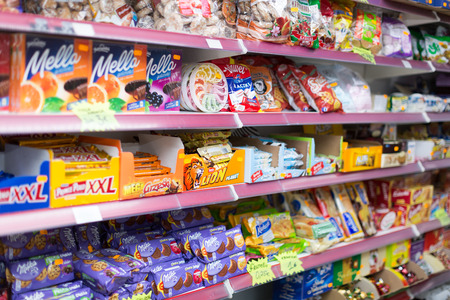 バルセロナ スペイン 15 年 3 月 22 日 各種バルセロナで平均ポーランド スーパー菓子セクションでケーキお菓子です の写真素材 画像素材 Image バルセロナ スペイン 15 年 3 月 22 日 各種バルセロナで平均ポーランド スーパー菓子セクションでケーキお菓子です の写真素材 画像素材 Image