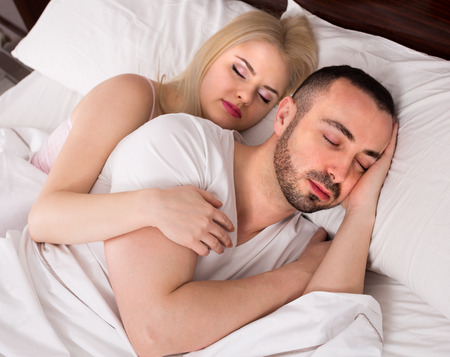 ハンサムな男性と一緒に寝ながらハグのガール フレンド の写真素材 画像素材 Image ハンサムな男性と一緒に寝ながらハグのガール フレンド の写真素材 画像素材 Image