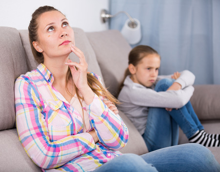 自宅に女子高生の娘と喧嘩した若い母親は悲しい の写真素材 画像素材 Image