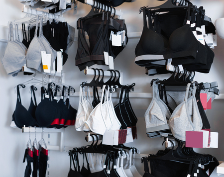 Gran Surtido De Ropa Interior Para Mujeres En Tienda De Lencería De Algodón. Fotos, Retratos, Imágenes Y Fotografía De Archivo Libres De Image 97372493.