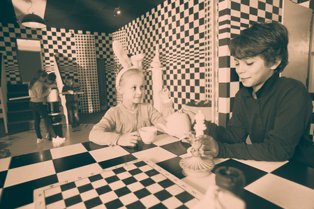 クエスト ルームの幸せなアメリカの子供たち の写真素材 画像素材 Image