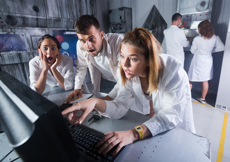 若い会社の人々 クエスト ルーム別難問を解決ビューで放棄されたラボとして の写真素材 画像素材 Image