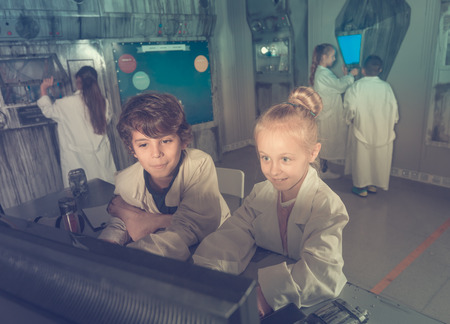 熱狂的なアメリカの子供たちは不可解なバンカーのクエストルームで遊ぶ の写真素材 画像素材 Image