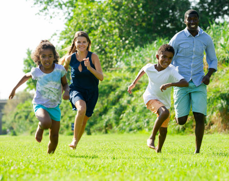 Семья занимается спортом. Здоровая спортивная семья. Chelsea🤩 parent run. Parents run. Happy running family real photo.