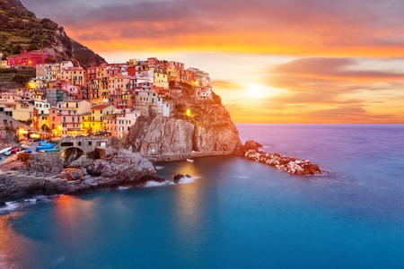 Sun flower: Altes Dorf Manarola, Küste Cinque Terre, Italien. Schöne Aussicht auf den Sonnenuntergang