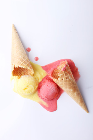 ice cream: vàng niềm đam mê trái cây và nón kem dâu tây đỏ rơi tan trên mặt đất