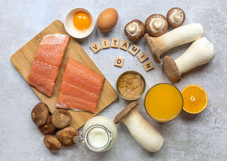 Composition à plat avec des produits riches en vitamine d. thon en conserve, champignons, saumon, œufs, lait et jus d'orange - excellentes sources naturelles de vitamine d. Banque d'images