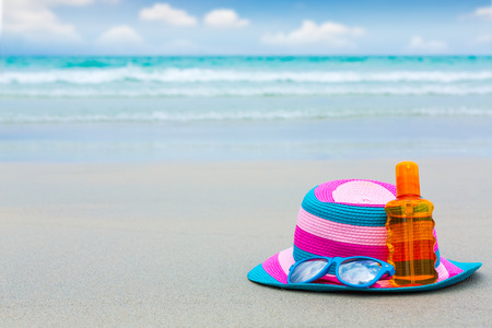 Accent chapeau crème solaire sur les lunettes de soleil Accent chapeau crème solaire sur les lunettes de soleil