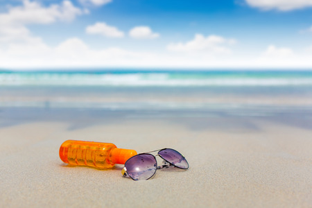 Accent chapeau crème solaire sur les lunettes de soleil Accent chapeau crème solaire sur les lunettes de soleil