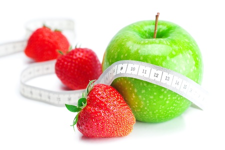 grosses fraises mûres rouges juteuses, ruban de mesure et apple isolé sur blanc Photo stock