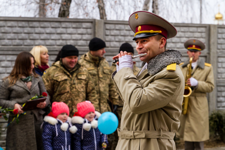 Zahony ハンガリー 17 年 1 月 25 日 副警察署長 大佐一般的な Viktor Nazarenko R ウクライナの州の国境警備隊サービスの頭少将ジョルト Halmosi L ハンガリーの法の執行の最高カット リボンのオープニングで の写真素材 画像素材 Image