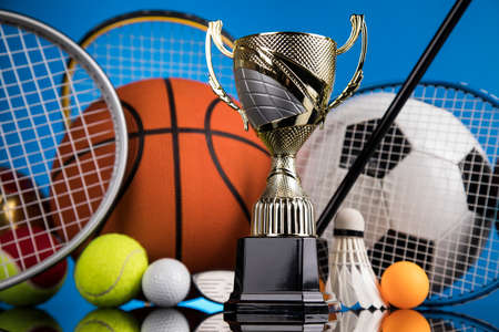 Trofeo De Oro Con Raquetas De Tenis En La Ilustración De Fondo Blanco 3D Fotos, Retratos, Imágenes Y Fotografía De Archivo Libres De Derecho. Image 71090709.