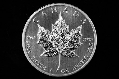 dolar: lá phong bạc tiền xu Canada bị cô lập trên một nền đen