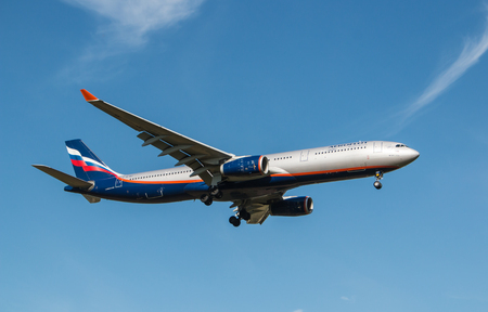 ロンドン ヒースロー空港 イギリス 16 年 10 月 3 日 エアバス A330 ロシアの航空会社アエロフロートのロンドン ヒースロー 空港に着陸 の写真素材 画像素材 Image