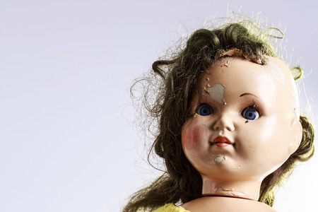 ホラー人形の顔 昔ながらの人形の顔の不気味なホラー写真は 黒の背景でクローズ アップ の写真素材 画像素材 Image ホラー人形の顔 昔ながらの人形の顔の不気味なホラー写真は 黒の背景でクローズ アップ の写真素材 画像素材 Image