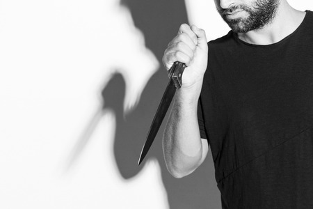 ナイフを持って立っている黒い T シャツの男 屋内 黒と白に変換し 穀物を加えました の写真素材 画像素材 Image ナイフを持って立っている黒い T シャツの男 屋内 黒と白に変換し 穀物を加えました の写真素材 画像素材 Image