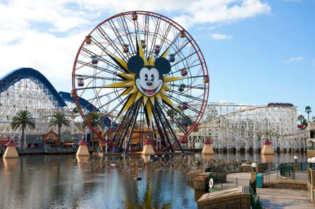 アナハイム カリフォルニア州 アメリカ 10 年 11 月 21 日ディズニー カリフォルニア アドベンチャーに新しい水魅力の構造 の写真素材 画像素材 Image