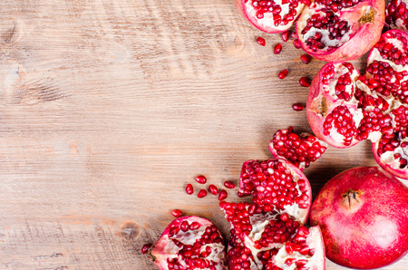 ジューシーなザクロの赤 全体を 木製の背景に半分 熟したと壊れた果物 テキストの無料スペース の写真素材 画像素材 Image