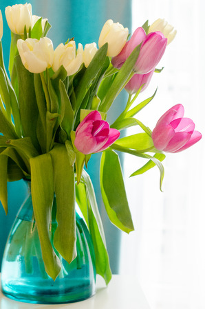 ティファニーの花瓶の美しいピンクと黄色のチューリップの花束 の写真素材 画像素材 Image ティファニーの花瓶の美しいピンクと黄色のチューリップの花束 の写真素材 画像素材 Image