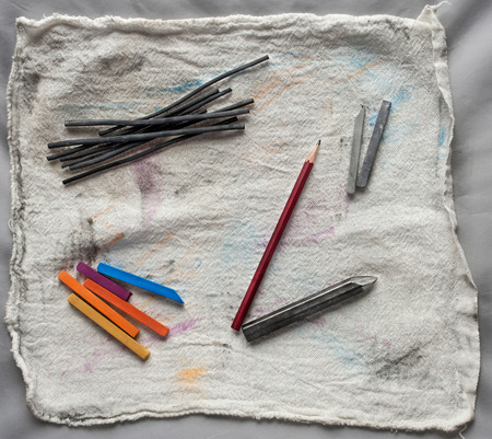 功妙な図面とスケッチ ツール グラファイト鉛筆 木炭 チョーク パステル キャンバスをサポート の写真素材 画像素材 Image 26027470