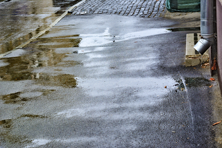 夏の雨 雨 雨滴 舗装の泡と水たまり 濡れたアスファルト 天気が悪い 雨の季節 の写真素材 画像素材 Image 夏の雨 雨 雨滴 舗装の泡と水たまり 濡れたアスファルト 天気が悪い 雨の季節 の写真素材 画像素材 Image