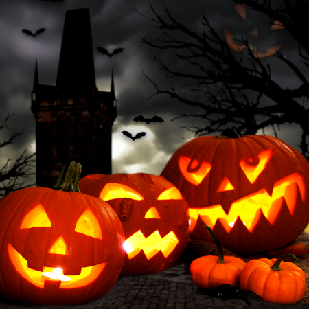 Moonlight lanterns: Halloween Jack o Đèn lồng với tháp ma quái và nền cây
