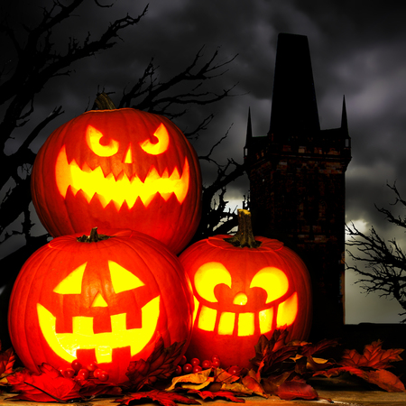 Moonlight lanterns: Halloween Jack cảnh o Lantern với cây cổ thụ ma quái và tháp trong nền
