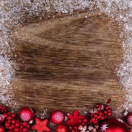 Rote Und Weisse Weihnachten Ornament Oberen Rand Mit Schnee Rahmen Auf Weissem Holz Hintergrund Lizenzfreie Fotos Bilder Und Stock Fotografie Image 64627192
