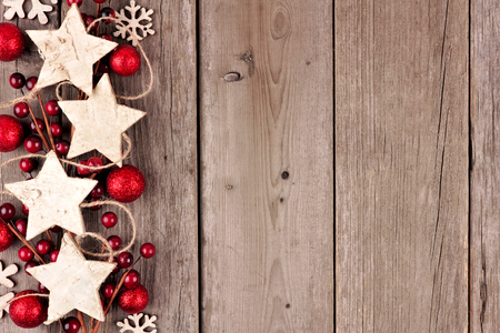 Rote Und Weisse Weihnachten Ornament Seitenrand Mit Schnee Rahmen Auf Weissem Holz Hintergrund Lizenzfreie Fotos Bilder Und Stock Fotografie Image 64627317