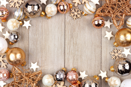 Weihnachtsrahmen Von Roten Und Weissen Kugeln Mit Niederlassungen Lokalisiert Auf Einem Weissen Hintergrund Lizenzfreie Fotos Bilder Und Stock Fotografie Image 88474719