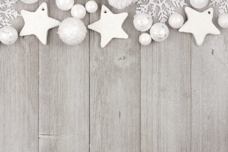 Rote Und Weisse Weihnachten Ornament Oberen Rand Mit Schnee Rahmen Auf Weissem Holz Hintergrund Lizenzfreie Fotos Bilder Und Stock Fotografie Image 64627192
