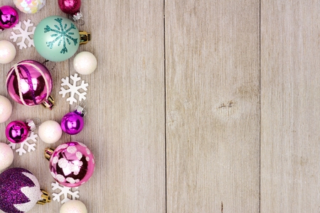 Rote Und Weisse Weihnachten Ornament Seitenrand Mit Schnee Rahmen Auf Weissem Holz Hintergrund Lizenzfreie Fotos Bilder Und Stock Fotografie Image 64627317