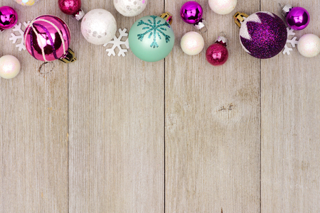 Rote Und Weisse Weihnachten Ornament Oberen Rand Mit Schnee Rahmen Auf Weissem Holz Hintergrund Lizenzfreie Fotos Bilder Und Stock Fotografie Image 64627192