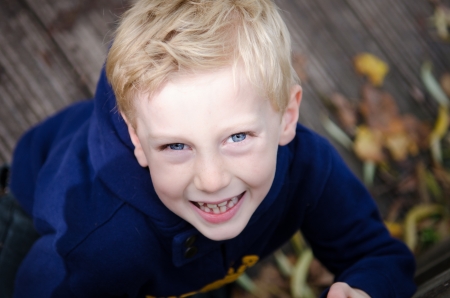 屋外青い目と金髪の少年を見て懸念しています の写真素材 画像素材 Image