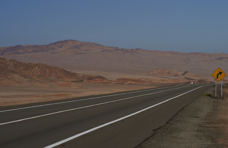 パンアメリカンハイウェイ Ruta 5 は チリ北部のアタカマの過酷で乾燥した風景を走ります の写真素材 画像素材 Image