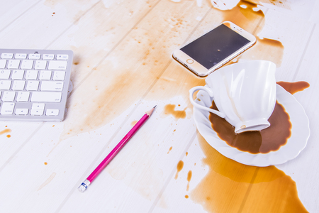 オフィスの机の上のコーヒーをこぼした電話 の写真素材 画像素材 Image 55593763