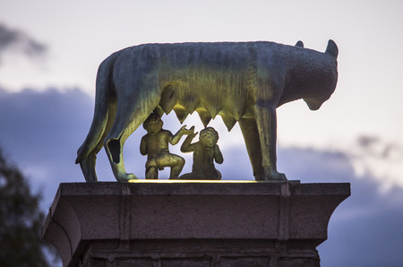 彼女は狼の古代ローマのブロンズのレプリカ ロムルスとレムスを授乳ローマの創設者分離 の写真素材 画像素材 Image