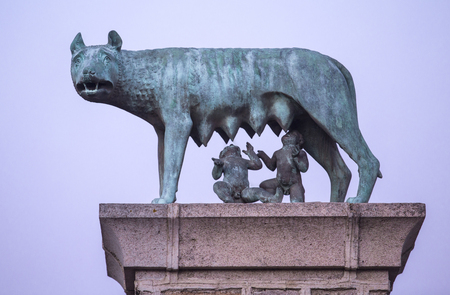 彼女は狼の古代ローマのブロンズのレプリカ ロムルスとレムスを授乳ローマの創設者分離 の写真素材 画像素材 Image