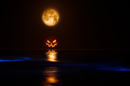 Moonlight lanterns: Full Harvest Moon và Jack-o-Lantern Biển Glowing với Sinister Waves Bio-phát quang