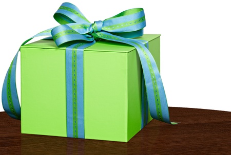 青 グリーン ストライプ スティッチ リボン弓と緑のギフト ボックスに存在 ホワイト バック グラウンド上に分離されて クリッピング パスが含まれています の写真素材 画像素材 Image