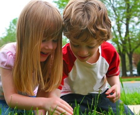 Two children discovering nature Фото со стока