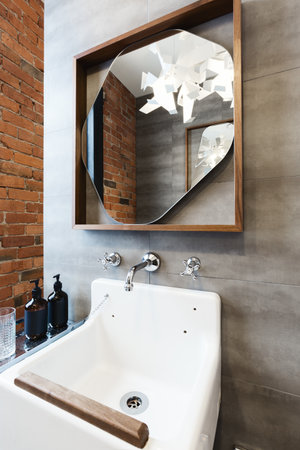 Klassische Weiße Freistehende Eisenblick Badewanne Im Vintage-Stil ... Klassische Weiße Freistehende Eisenblick Badewanne Im Vintage-Stil ...
