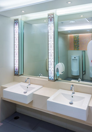 光と新しいモダンなトイレ それは 新しいミラー セラミック洗面台 花こう岩のカウンター トップ 液体石鹸 プラスチックの箱 トイレット ペーパーのロールします の写真素材 画像素材 Image 光と新しいモダンなトイレ それは 新しいミラー セラミック洗面台 花こう岩のカウンター トップ 液体石鹸 プラスチックの箱 トイレット ペーパーのロールします の写真素材 画像素材 Image