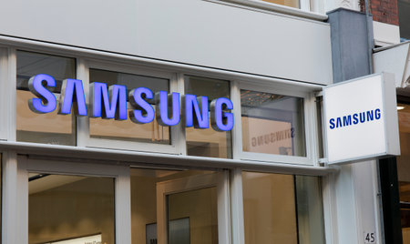 logo samsung: Amsterdam, Hà Lan-Januari 19, 2017: Letters samsung vào một cửa hàng ở Amsterdam