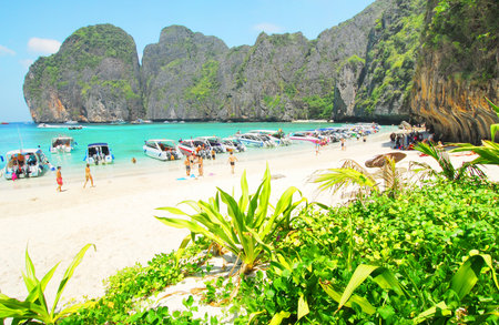 ピピ ピピ島 タイ 8 月 22 日観光客は海を楽しむ 10 年 8 月 22 日ピピ島 タイのピーピー島によって荒廃していた 04 年の 津波島のインフラストラクチャのほとんどが破壊された時 の写真素材 画像素材 Image ピピ ピピ島 タイ 8 月 22 日観光客は海を楽しむ 10 年 8 月 22 日ピピ島 タイのピーピー島によって荒廃していた 04 年の 津波島のインフラストラクチャのほとんどが破壊された時 の写真素材 画像素材 Image