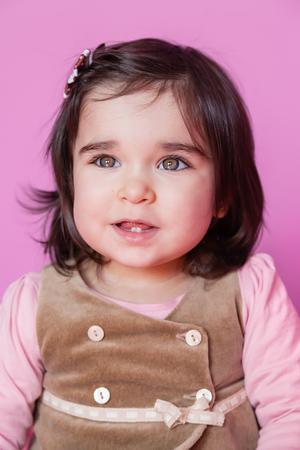 Mignon Joli Et Heureux Bebe Fille Enfant Souriant Portrait Montrant Deux Dents Mignonnes Dans Le Fond 18 Ou 18 Mois Banque D Images Et Photos Libres De Droits Image