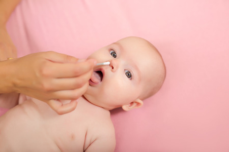 女性手は赤ちゃんの鼻を掃除します の写真素材 画像素材 Image 女性手は赤ちゃんの鼻を掃除します の写真素材 画像素材 Image