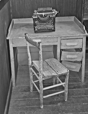 Immagini Stock - L'immagine In Bianco E Nero D'epoca è Un Vecchio, Rotto Giù Scrivania E Sedia, Di Legno Una Macchina Da Scrivere Si Trova In Cima Alla Scrivania. Image 20326784.